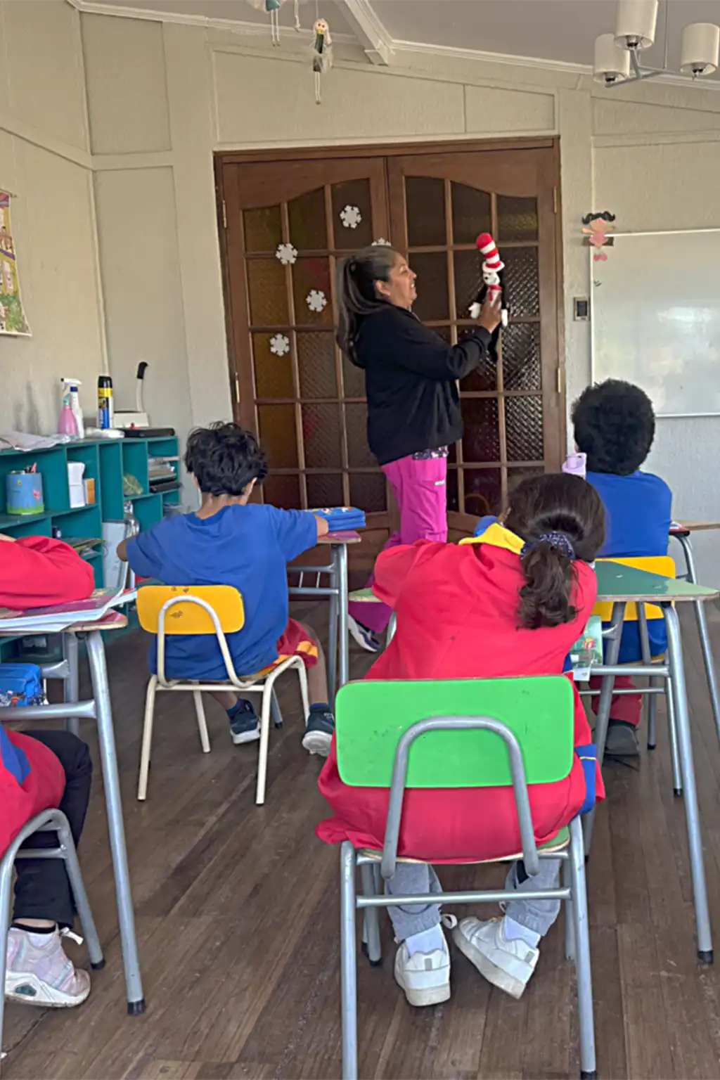 niños recibiendo educación interactiva colegio particular con metodología Waldorf Machalí